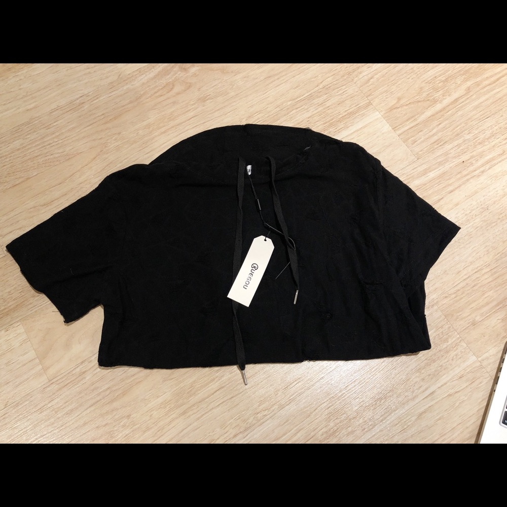 Kuegou shirt-sleeve hooded black shirt.